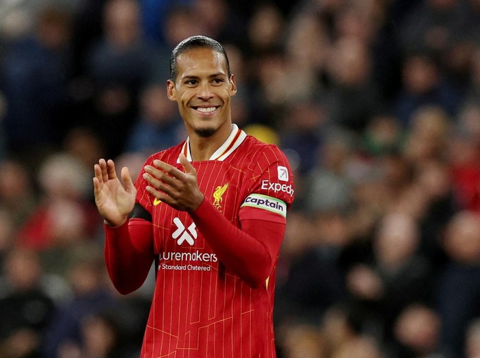 FILE PHOTO: Soccer Football - Premier League - Liverpool v Chelsea - Anfield, Liverpool, Britain - October 20, 2024 Liverpool's Virgil van Dijk applauds fans after the match REUTERS/Phil Noble EDITORIAL USE ONLY. NO USE WITH UNAUTHORIZED AUDIO, VIDEO, DATA, FIXTURE LISTS, CLUB/LEAGUE LOGOS OR 'LIVE' SERVICES. ONLINE IN-MATCH USE LIMITED TO 120 IMAGES, NO VIDEO EMULATION. NO USE IN BETTING, GAMES OR SINGLE CLUB/LEAGUE/PLAYER PUBLICATIONS. PLEASE CONTACT YOUR ACCOUNT REPRESENTATIVE FOR FURTHER DETAILS../File Photo