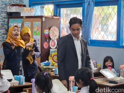 Pakai Jas, Gibran Tinjau Makan Bergizi Gratis di SDN 03 Menteng