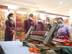 Wayan Koster Dinilai Jadi Pencetus Penggunaan Busana Bali di Event Dunia