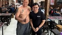 Yovie Widianto Doyan Makan Enak di Warung Makan Tradisional