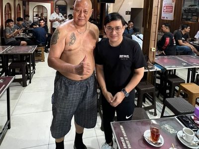Yovie Widianto Doyan Makan Enak di Warung Makan Tradisional