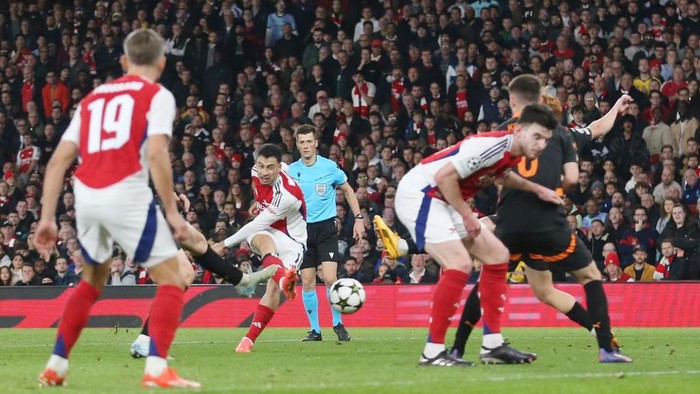 LONDON, ENGLAND - OCTOBER 22: Gabriel Martinelli of Arsenal scores to put Arsenal 1-0 ahead during the UEFA Champions League 2024/25 League Phase MD3 match between Arsenal FC and FC Shakhtar Donetsk at Emirates Stadium on October 22, 2024 in London, England. (Photo by Crystal Pix/MB Media/Getty Images)
