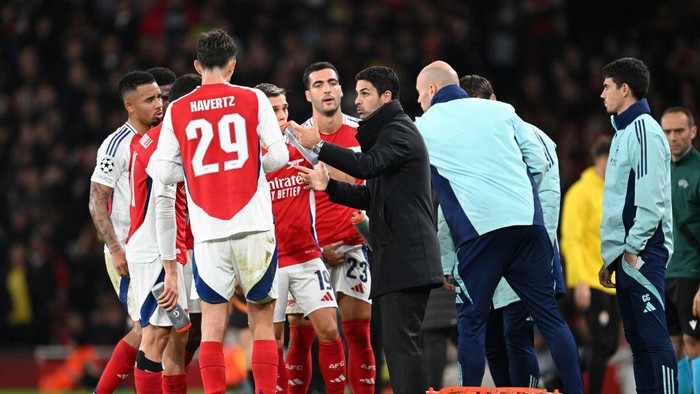LONDON, ENGLAND - OCTOBER 22: Mikel Arteta, Manager of Arsenal, speaks to his team during the UEFA Champions League 2024/25 League Phase MD3 match between Arsenal FC and FC Shakhtar Donetsk at Emirates Stadium on October 22, 2024 in London, England. (Photo by Stuart MacFarlane/Arsenal FC via Getty Images)