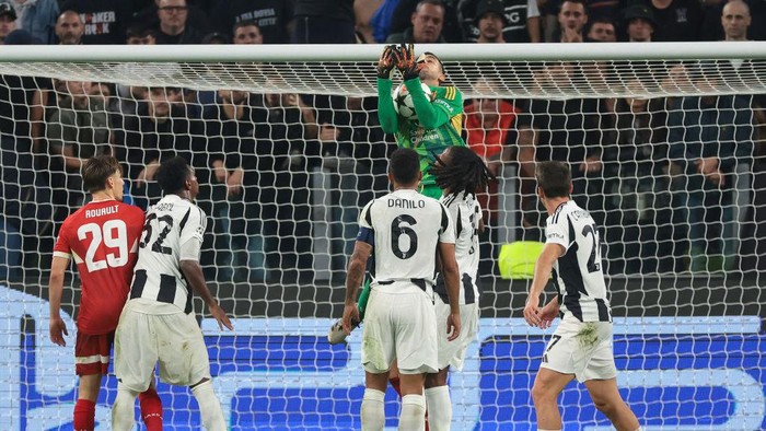 TURIN, ITALY - OCTOBER 22: Mattia Perin of Juventus catches the ball during the UEFA Champions League 2024/25 League Phase MD3 match between Juventus FC and VfB Stuttgart at Juventus Stadium on October 22, 2024 in Turin, Italy. (Photo by Jonathan Moscrop/Getty Images)