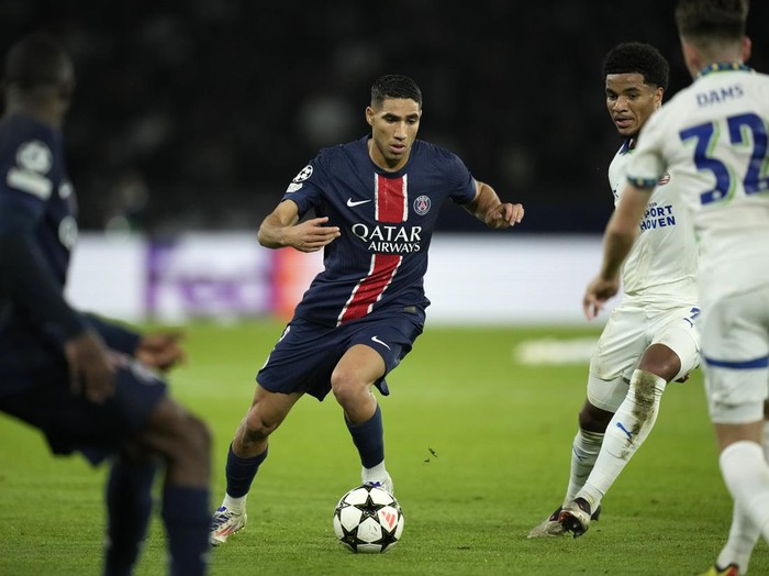 PSG's Achraf Hakimi dribbles during the Champions League opening phase soccer match between Paris Saint-Germain and PSV Eindhoven at the Parc des Princes stadium in Paris, France, Tuesday, Oct. 22, 2024. (AP Photo/Christophe Ena)