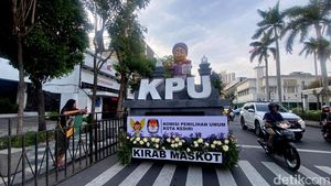 Meriahnya Pawai Maskot Pilkada 2024 di Surabaya