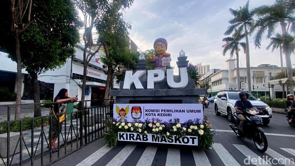Meriahnya Pawai Maskot Pilkada 2024 di Surabaya