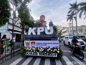 Meriahnya Pawai Maskot Pilkada 2024 di Surabaya Meriahnya Pawai Maskot Pilkada 2024 di Surabaya