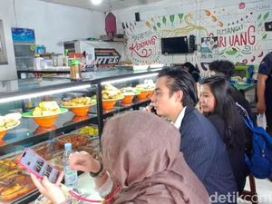 Baim Wong Makan di Warteg Jelang Sidang Perdana Cerai