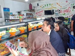 Baim Wong Makan di Warteg Jelang Sidang Perdana Cerai