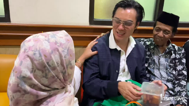 Baim Wong Dapat Sayur Asem dari Ibu-ibu Jelang Sidang Cerai dengan Paula