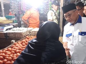 Senyum Pedagang Telur Pasar Cikurubuk Saat Dapat Penglaris dari Syaikhu Senyum Pedagang Telur Pasar Cikurubuk Saat Dapat Penglaris dari Syaikhu