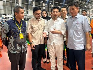 Bangganya Emil Saat Kunjungi Pabrik Sepatu Ekspor Terbesar di Nganjuk Bangganya Emil Saat Kunjungi Pabrik Sepatu Ekspor Terbesar di Nganjuk