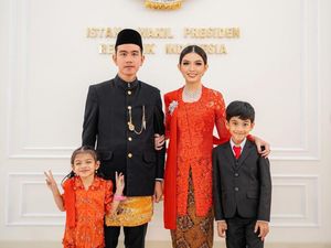 8 Pemotretan Perdana Keluarga Wapres RI Gibran Rakabuming, Kompak & Elegan 8 Pemotretan Perdana Keluarga Wapres RI Gibran Rakabuming, Kompak & Elegan