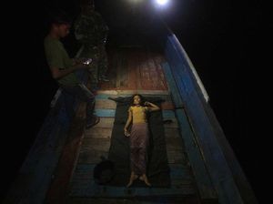 Gadis Pengungsi Rohingya Sakit dan Dievakuasi ke Daratan Aceh Gadis Pengungsi Rohingya Sakit dan Dievakuasi ke Daratan Aceh