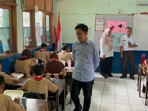Gibran Tinjau Makan Bergizi Gratis di SMPN 270 Jakut, Didampingi Pj Gubernur