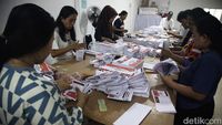 Melihat Sibuknya Petugas Pelipatan Surat Suara Pilkada Jakarta