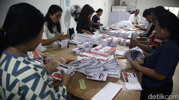 Melihat Sibuknya Petugas Pelipatan Surat Suara Pilkada Jakarta
