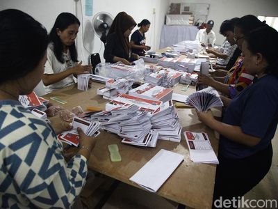 Melihat Sibuknya Petugas Pelipatan Surat Suara Pilkada Jakarta
