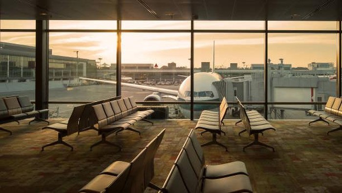 Ilustrasi lounge di bandara. Airplane view from airport lounge in airport terminal.