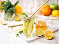 5 Minuman Simpel yang Bisa Bantu Detoks Liver secara Alami