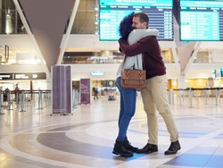 Bandara di Inggris Bebaskan Waktu Pelukan Sepuasnya