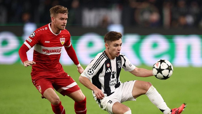 Soccer Football - Champions League - Juventus v VfB Stuttgart - Allianz Stadium, Turin, Italy - October 22, 2024 Juventus Kenan Yildiz in action with VfB Stuttgarts Maximilian Mittelstadt REUTERS/Guglielmo Mangiapane