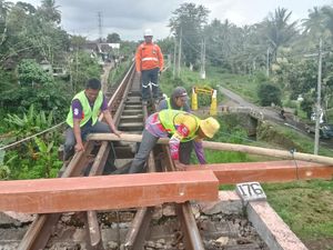 KAI Gunakan Bantalan Rel Sintetis untuk Ganti Kayu, Klaim Lebih Berkelanjutan KAI Gunakan Bantalan Rel Sintetis untuk Ganti Kayu, Klaim Lebih Berkelanjutan