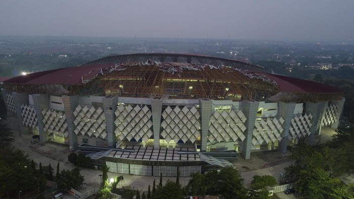 Kerusakan atap Stadion Wibawa Mukti Foto udara kondisi kerusakan atap Stadion Wibawa Mukti di Cikarang Pusat, Kabupaten Bekasi, Jawa Barat, Selasa (22/10/2024). Kerusakan atap Stadion Wibawa Mukti bagian barat karena diterjang angin kencang disertai hujan pada (21/10) pukul 14.30 WIB dan Pemerintah setempat bersama Kementerian Pekerjaan Umum dan Perumahan Rakyat (PUPR) tengah melakukan inventarisasi total kerugian dari kerusakan atap stadion tersebut. ANTARA FOTO/Fakhri Hermansyah/nym.