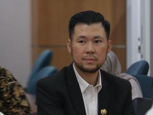 Anggota DPRD DKI Usul Pansus Parkir Atasi Mobil Serobot Trotoar-Bahu Jalan