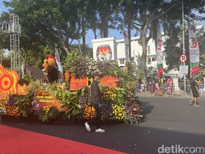 Semarak Kirab Maskot Pilkada Jatim 2024, Ada yang Bagikan Terong-Cabai Semarak Kirab Maskot Pilkada Jatim 2024, Ada yang Bagikan Terong-Cabai