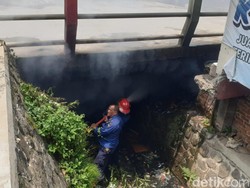 Rongsokan di Kolong Jembatan Cilendek Bogor Terbakar, Asap Mengepul