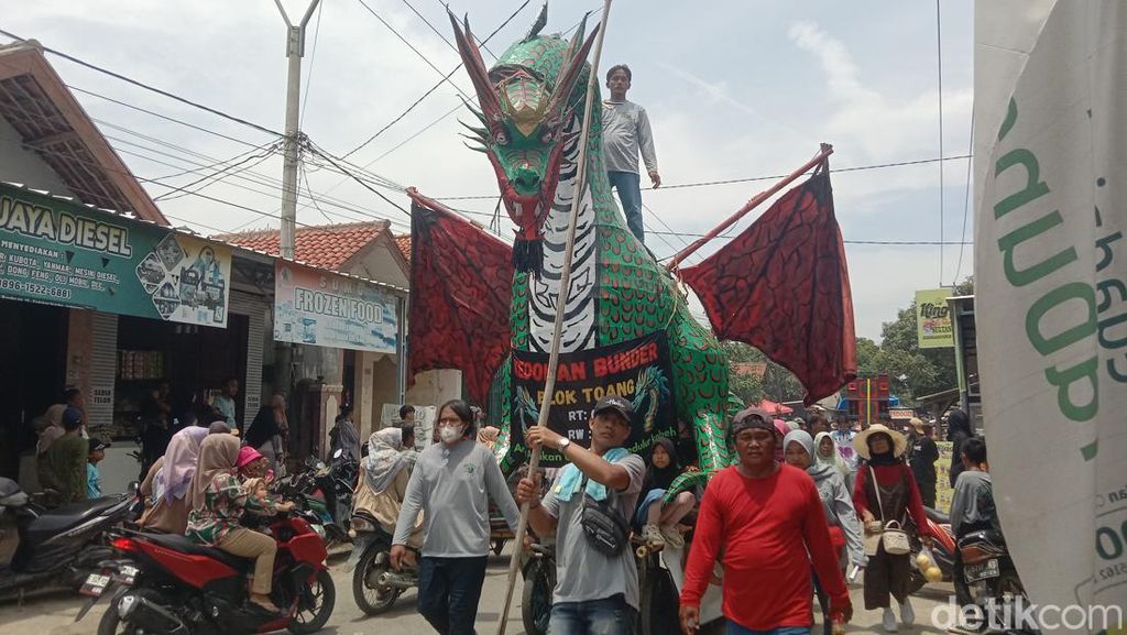 Potret Macan Raksasa dan Naga Diarak di Bunder Indramayu Potret Macan Raksasa dan Naga Diarak di Bunder Indramayu