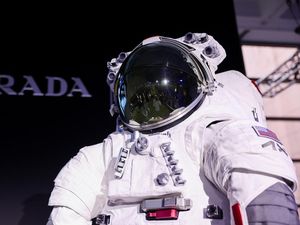 Potret Baju Astronaut Rancangan Prada-Axiom Space untuk Misi ke Bulan Potret Baju Astronaut Rancangan Prada-Axiom Space untuk Misi ke Bulan