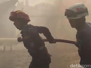Viral 2 Srikandi Damkar Dilempar Batu Saat Padamkan Kebakaran di Tajur Bogor