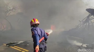 Srikandi Pemadam Kebakaran Bernyali Baja, Hadapi Lemparan Batu Saat Bertugas