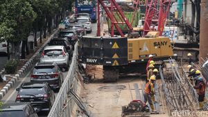 Intip Progres Proyek LRT Jakarta Fase 1B di Jalan Pramuka