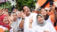 Rano Karno Jadi Rebutan Foto Emak-emak di Lenteng Agung