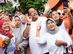 Rano Karno Jadi Rebutan Foto Emak-emak di Lenteng Agung Rano Karno Jadi Rebutan Foto Emak-emak di Lenteng Agung