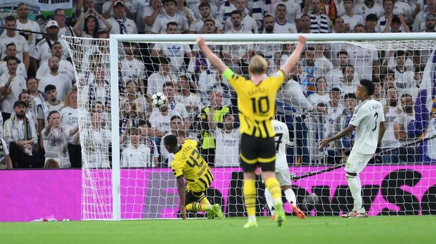  Jamie Bynoe-Gittens of Borussia Dortmund scores his team's second goal during the UEFA Champions League 2024/25 League Phase MD3 match between Real Madrid C.F. and Borussia Dortmund at Estadio Santiago Bernabeu on October 22, 2024 in Madrid, Spain. (Photo by David Ramos/Getty Images)