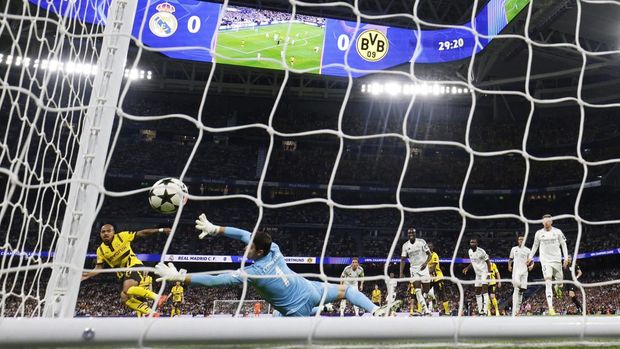 Soccer Football - Champions League - Real Madrid v Borussia Dortmund - Santiago Bernabeu, Madrid, Spain - October 22, 2024 Borussia Dortmund's Donyell Malen scores their first goal past Real Madrid's Thibaut Courtois REUTERS/Susana Vera