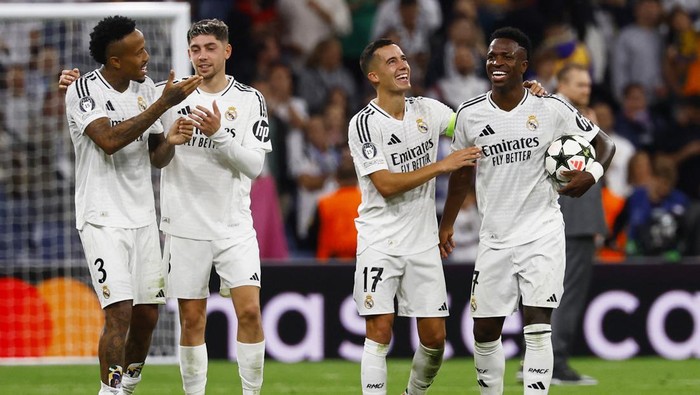 Soccer Football - Champions League - Real Madrid v Borussia Dortmund - Santiago Bernabeu, Madrid, Spain - October 22, 2024 Real Madrids Vinicius Junior, Eder Militao, Federico Valverde and Lucas Vazquez celebrate after the match REUTERS/Susana Vera