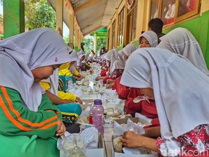 Cerianya Nazwa dan Nurul Terima Makan Siang Bergizi