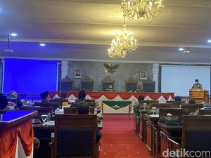 Ramai Anggota DPRD Sukabumi Walk Out di Rapat Paripurna, Ini Alasannya Ramai Anggota DPRD Sukabumi Walk Out di Rapat Paripurna, Ini Alasannya