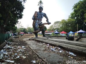 Tandus dan Penuh Sampah Taman Patung Bima Kota Cirebon