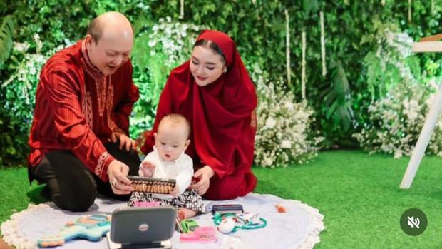 Tedak Siten Anak Ari Sigit dan Suci Winata