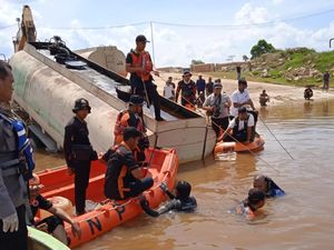 Mobil Tangki Terjun ke Sungai Kampar di Pelalawan, Sopir Tewas