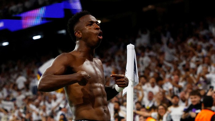 Soccer Football - Champions League - Real Madrid v Borussia Dortmund - Santiago Bernabeu, Madrid, Spain - October 22, 2024 Real Madrids Vinicius Junior celebrates scoring their fourth goal REUTERS/Susana Vera     TPX IMAGES OF THE DAY