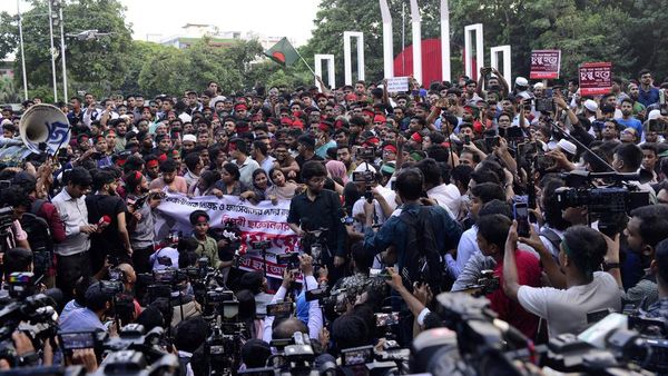 Warga Bangladesh Ramai-ramai Kepung Istana Presiden, Ada Apa?
