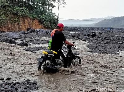 Warga Nekat Melintasi Aliran Lahar Semeru